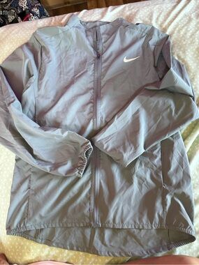 Nike Men’s Light Gray Windbreaker Jacket
